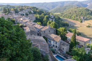 Ménerbes im Luberon mit historischem Dorfkern, Steinhäusern und Blick auf die provenzalischen Hügel