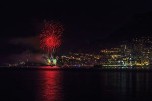 Im Rahmen des Feuerwerkwettbewerbes „Art en Ciel“ erstrahlt der Himmel von Monaco.