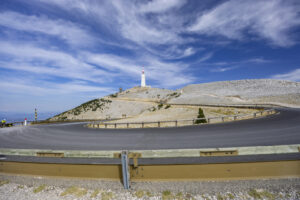 Serpentine der Gipfelstraße am Mont Ventoux mit Blick auf den Sendeturm und karge Geröllhänge