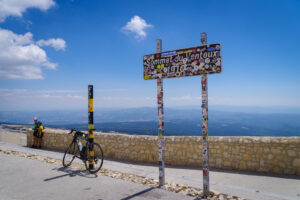Gipfelschild „Sommet du Ventoux 1910 m“ mit Rennrad und Panoramablick über die Provence