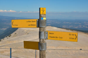 Wegweiser am Mont Ventoux mit Richtungen nach Bédoin, Chapelle Ste‑Croix und Mont Serein.