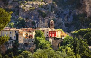 Moustiers-Sainte-Marie ist ein malerisches Dorf in der Region Provence-Alpes-Côte d'Azur im Südosten Frankreichs.