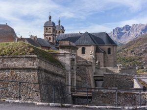 Altstadt von Briançon mit Festungsmauern und Bergen im Hintergrund