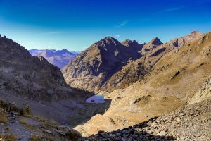 Steinige Hochgebirgslandschaft mit kleinem Bergsee im Mercantour-Nationalpark