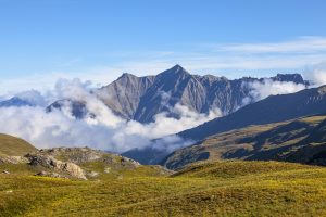 Weite Berglandschaft mit Wolken und alpinen Wiesen im Mercantour-Nationalpark