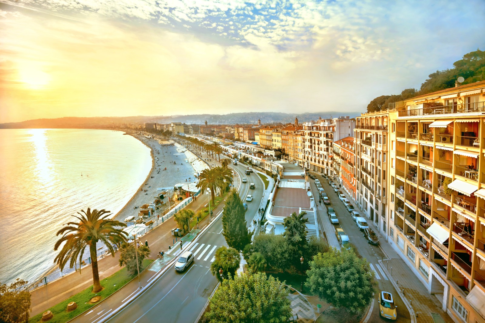 Nizza begeistert vor allem durch seine sieben Kilometer lange Promenade des Anglais.