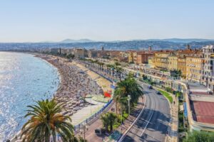 Die Stadt Nizza zeichnet sich durch ihre malerische Lage an der berühmten Côte d'Azur aus und ist für ihr mildes mediterranes Klima bekannt.