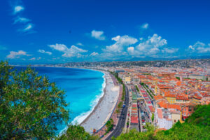Blick vom Schlossberg auf Nizza mit Promenade des Anglais, Kiesstrand und Baie des Anges