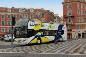 In Nizza stehen viele Hop-on-Hop-Off-Busse bereit.