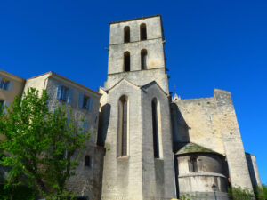 Notre-Dame-du-Bourguet in Forcalquier mit romanischem Glockenturm vor blauem Himmel
