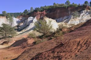 Helle, gelbe und rote Abbauwände im Colorado Provençal bei Rustrel