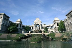 Palais Longchamp in Marseille mit Wasserbecken, Fontäne und geschwungenen Kolonnaden