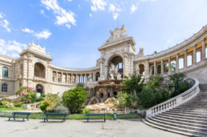 Seitlicher Blick auf das Palais Longchamp in Marseille mit Treppe, Brunnen und Museumsflügel
