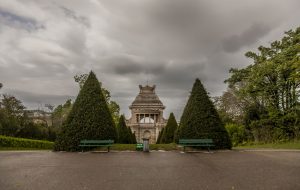 Parc Longchamp bei bewölktem Himmel mit Blick auf das Palais Longchamp von der Gartenseite