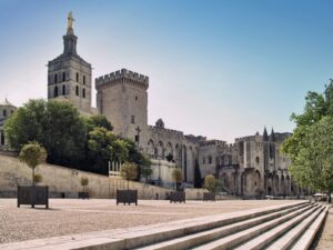 Der Papstpalast in Avignon, bekannt als Palais des Papes, ist eines der bedeutendsten mittelalterlichen gotischen Bauwerke in Europa.