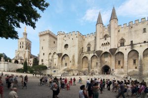 Besucher vor dem Papstpalast Avignon und der Kathedrale Notre-Dame des Doms