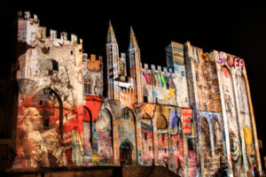 Lichtprojektion auf der Fassade des Papstpalasts in Avignon