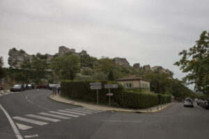 Zufahrtsstraße und Parkplätze am Fuß von Les Baux-de-Provence mit Blick auf das Château des Baux