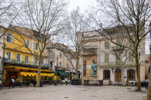 Place du Forum in Arles mit Cafés und historischen Fassaden