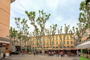 Place Richelme in Aix-en-Provence mit Straßencafés unter Platanen