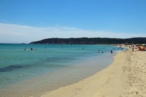 Sandstrand von Pampelonne bei Ramatuelle mit ruhigem, flachem türkisblauem Wasser