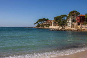 Plage de Renécros in Bandol mit türkisblauem Wasser und Villen am Ufer