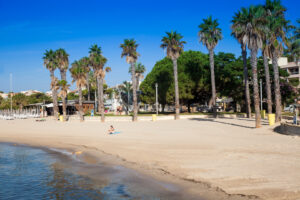 Plage du Casino in Bandol mit Sandstrand, Palmen und Promenade am Meer