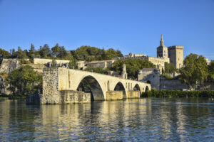 Pont d’Avignon über der Rhône mit Blick auf die mittelalterliche Stadt Avignon in Südfrankreich.