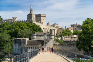 Blick vom Pont d’Avignon auf den Papstpalast von Avignon – historisches UNESCO-Weltkulturerbe.