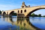 Der Pont Saint-Bénézet ist eine Brücke in Avignon, die nach dem heiligen Bénézet benannt ist.