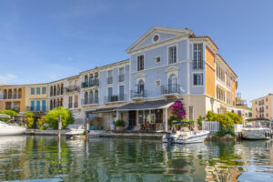 Häuser mit Balkonen und Booten direkt am Wasser in Port Grimaud