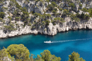 Calanque de Port-Pin bei Cassis mit Boot, Felsen und türkisblauem Wasser
