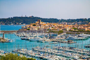 Port Vauban in Antibes mit Yachten, Altstadt, Hafenbecken und Blick auf das Cap d’Antibes