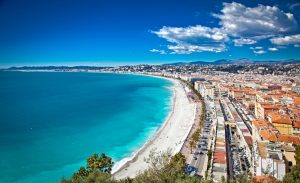 Promenade des Anglais und Baie des Anges von oben mit Altstadtdächern und türkisblauem Meer