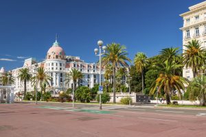 Hôtel Negresco an der Promenade des Anglais in Nizza mit Palmen und Belle-Époque-Fassade
