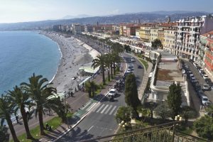 Blick von oben auf die Promenade des Anglais, den Strand von Nizza und die Baie des Anges