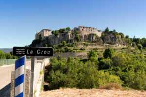 Fluss „La Croc“ mit Blick auf Sault in der Provence