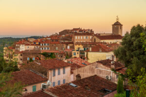 Dächer und Kirchturm von Ramatuelle im warmen Abendlicht mit Meer am Horizont