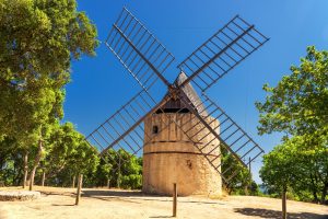 Moulin de Paillas in Ramatuelle unter blauem Himmel