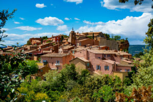Ockerfarbene Häuser des Bergdorfs Roussillon im Luberon