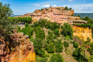 Ockerfarbene Häuser von Roussillon oberhalb der Ockerfelsen im Luberon