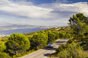 Route des Crêtes bei Cassis mit Auto, Pinien und Blick auf die Küste