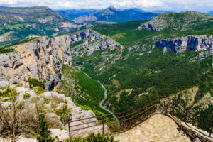 Aussicht von der Route des Crêtes über die Verdonschlucht mit Verdon und steilen Kalkfelsen
