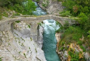 Diese Brücke, die sich zugegebenermaßen nicht in Bestform präsentiert, führt im italienischen Fanghetto über die Roya.