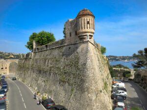 Die Zitadelle von Villefranche-sur-Mer ist eine bedeutende historische Festung in dieser charmanten Küstenstadt an der Französischen Riviera.
