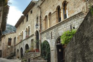 Historische Steinhäuser und enge Gasse im Dorf Saint-Guilhem-le-Désert