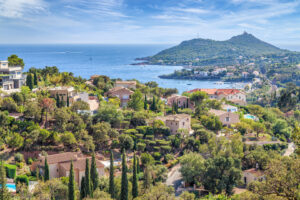 Blick über die Bucht von Agay bei Saint-Raphaël mit Villen, Pinien und Estérel-Küste