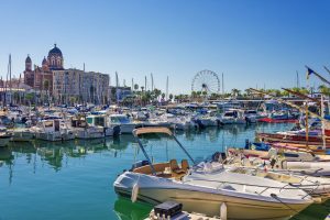 Boote im Hafen von Saint-Raphaël mit Basilika Notre-Dame de la Victoire und Riesenrad