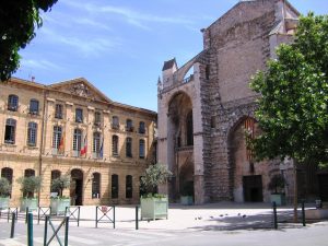Platz vor der Basilika Sainte-Marie-Madeleine und dem Rathaus in Saint-Maximin-la-Sainte-Baume