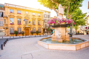Rathausplatz von Salon-de-Provence mit historischem Rathaus, Brunnen und Blumen im Abendlicht